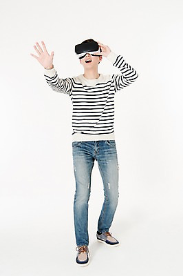포토 JPG 스튜디오촬영 전신 남자 실내 한명 서기 손짓 성인 앞모습 캐주얼 30대 한국인 올려보기 흰배경 손뻗기 가상현실 성인남자한명만 오큘러스 VR기기 국내포토 1 옷 뷰포인트 백그라운드 모션 사람 동양인 내부 장년 기계 흰색 남자한명만 성인남자만 파일형식