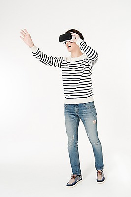 포토 JPG 스튜디오촬영 전신 남자 실내 한명 서기 웃음 손짓 성인 앞모습 캐주얼 30대 한국인 흰배경 손뻗기 가상현실 성인남자한명만 오큘러스 VR기기 국내포토 1 옷 뷰포인트 백그라운드 모션 표정 사람 동양인 내부 장년 기계 흰색 남자한명만 성인남자만 파일형식 컬러 인종 남자만 성인만