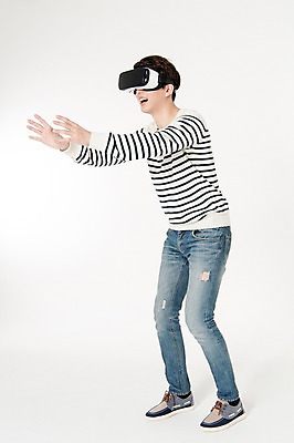 포토 JPG 스튜디오촬영 전신 남자 실내 한명 서기 웃음 손짓 성인 옆모습 캐주얼 30대 한국인 흰배경 손뻗기 가상현실 성인남자한명만 오큘러스 VR기기 국내포토 1 옷 뷰포인트 백그라운드 모션 표정 사람 동양인 내부 장년 기계 흰색 남자한명만 성인남자만 파일형식 컬러 인종 남자만 성인만