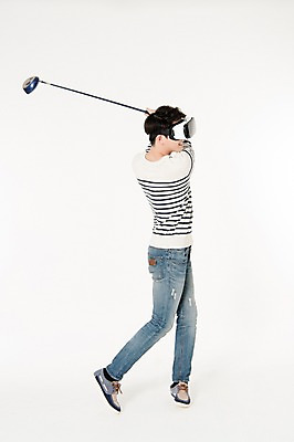 포토 JPG 스튜디오촬영 전신 남자 골프 실내 한명 서기 웃음 손짓 성인 옆모습 캐주얼 30대 골프채 한국인 스윙 흰배경 가상현실 성인남자한명만 오큘러스 VR기기 국내포토 1 옷 뷰포인트 포즈 백그라운드 모션 골프용품 표정 사람 동양인 내부 장년 구기 기계 흰색 남자한명만 성인남자만 파일형식