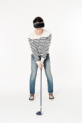 포토 JPG 스튜디오촬영 전신 남자 골프 실내 한명 서기 웃음 손짓 성인 앞모습 캐주얼 30대 골프채 한국인 흰배경 가상현실 성인남자한명만 오큘러스 VR기기 국내포토 1 옷 뷰포인트 백그라운드 모션 골프용품 표정 사람 동양인 내부 장년 구기 기계 흰색 남자한명만 성인남자만 파일형식