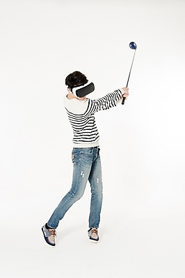 포토 JPG 스튜디오촬영 전신 남자 골프 실내 한명 서기 손짓 성인 앞모습 캐주얼 30대 골프채 한국인 스윙 흰배경 가상현실 성인남자한명만 오큘러스 VR기기 국내포토 1 옷 뷰포인트 포즈 백그라운드 모션 골프용품 사람 동양인 내부 장년 구기 기계 흰색 남자한명만 성인남자만 파일형식