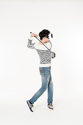 포토 JPG 스튜디오촬영 전신 남자 골프 실내 한명 서기 손짓 성인 옆모습 캐주얼 30대 골프채 한국인 스윙 흰배경 가상현실 성인남자한명만 오큘러스 VR기기 국내포토 1 옷 뷰포인트 포즈 백그라운드 모션 골프용품 사람 동양인 내부 장년 구기 기계 흰색 남자한명만 성인남자만 파일형식