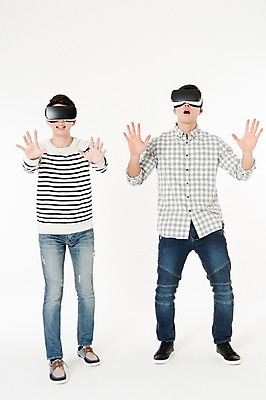 포토 JPG 스튜디오촬영 전신 남자 실내 서기 손짓 성인 두명 앞모습 캐주얼 30대 친구 놀람 한국인 흰배경 손뻗기 가상현실 성인남자만 오큘러스 VR기기 국내포토 옷 감정 뷰포인트 관계 모션 표정 사람 동양인 내부 장년 기계 흰색 남자만 성인만 파일형식 컬러 인종