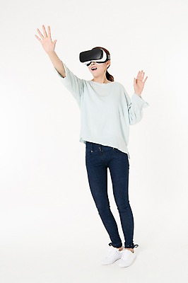 포토 JPG 스튜디오촬영 전신 여자 실내 한명 서기 손짓 성인 앞모습 캐주얼 30대 한국인 흰배경 손뻗기 가상현실 성인여자한명만 오큘러스 VR기기 국내포토 1 옷 뷰포인트 백그라운드 모션 사람 동양인 내부 장년 기계 흰색 여자한명만 성인여자만 파일형식