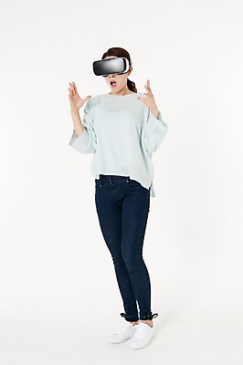 포토 JPG 스튜디오촬영 전신 여자 실내 한명 서기 손짓 성인 앞모습 캐주얼 30대 놀람 한국인 흰배경 가상현실 성인여자한명만 오큘러스 VR기기 국내포토 1 옷 감정 뷰포인트 모션 표정 사람 동양인 내부 장년 기계 흰색 여자한명만 성인여자만 파일형식 컬러 인종 여자만 성인만