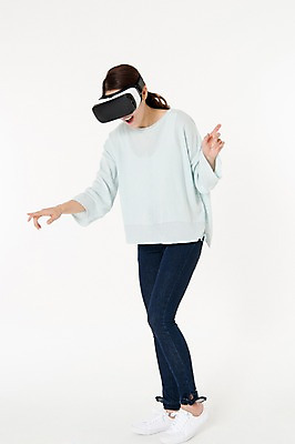 포토 JPG 스튜디오촬영 전신 여자 실내 한명 서기 웃음 손짓 성인 옆모습 캐주얼 30대 터치 한국인 흰배경 가상현실 성인여자한명만 오큘러스 내려보기 VR기기 국내포토 1 옷 뷰포인트 백그라운드 모션 표정 사람 동양인 내부 장년 기계 흰색 여자한명만 성인여자만 파일형식