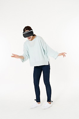 포토 JPG 스튜디오촬영 전신 여자 실내 한명 서기 손짓 성인 앞모습 캐주얼 30대 한국인 흰배경 가상현실 성인여자한명만 오큘러스 VR기기 국내포토 1 옷 뷰포인트 백그라운드 모션 사람 동양인 내부 장년 기계 흰색 여자한명만 성인여자만 파일형식