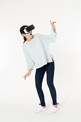 포토 JPG 스튜디오촬영 전신 여자 실내 한명 서기 손짓 성인 앞모습 캐주얼 30대 놀람 한국인 흰배경 가상현실 성인여자한명만 오큘러스 VR기기 국내포토 1 옷 감정 뷰포인트 백그라운드 모션 표정 사람 동양인 내부 장년 기계 흰색 여자한명만 성인여자만 파일형식