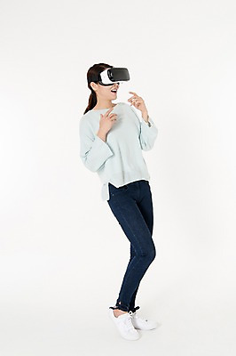 포토 JPG 스튜디오촬영 전신 여자 실내 한명 서기 손짓 성인 옆모습 캐주얼 30대 놀람 한국인 흰배경 가상현실 성인여자한명만 오큘러스 VR기기 국내포토 1 옷 감정 뷰포인트 백그라운드 모션 표정 사람 동양인 내부 장년 기계 흰색 여자한명만 성인여자만 파일형식
