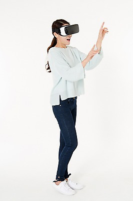 포토 JPG 스튜디오촬영 전신 여자 실내 한명 서기 손짓 성인 옆모습 캐주얼 30대 놀람 터치 한국인 흰배경 가상현실 성인여자한명만 오큘러스 VR기기 국내포토 1 옷 감정 뷰포인트 백그라운드 모션 표정 사람 동양인 내부 장년 기계 흰색 여자한명만 성인여자만 파일형식