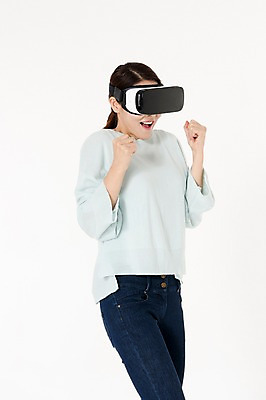 포토 JPG 스튜디오촬영 여자 실내 한명 서기 손짓 상반신 성인 옆모습 캐주얼 30대 놀람 주먹 한국인 흰배경 가상현실 성인여자한명만 오큘러스 VR기기 국내포토 1 옷 감정 뷰포인트 백그라운드 모션 표정 사람 동양인 내부 장년 기계 흰색 여자한명만 성인여자만 파일형식