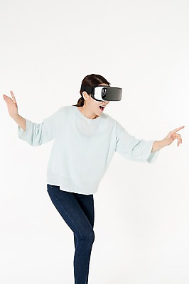 포토 JPG 스튜디오촬영 여자 실내 한명 서기 웃음 손짓 상반신 성인 옆모습 캐주얼 30대 터치 한국인 흰배경 가상현실 성인여자한명만 오큘러스 VR기기 국내포토 1 옷 뷰포인트 백그라운드 모션 표정 사람 동양인 내부 장년 기계 흰색 여자한명만 성인여자만 파일형식