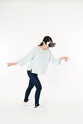 포토 JPG 스튜디오촬영 전신 여자 실내 한명 서기 손짓 성인 옆모습 캐주얼 30대 한국인 흰배경 가상현실 성인여자한명만 오큘러스 내려보기 VR기기 국내포토 1 옷 뷰포인트 백그라운드 모션 사람 동양인 내부 장년 기계 흰색 여자한명만 성인여자만 파일형식