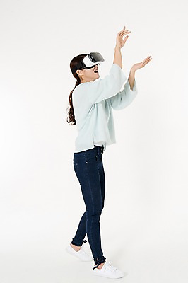 포토 JPG 스튜디오촬영 전신 여자 실내 한명 서기 웃음 손짓 성인 옆모습 캐주얼 30대 한국인 흰배경 손뻗기 가상현실 성인여자한명만 오큘러스 VR기기 국내포토 1 옷 뷰포인트 백그라운드 모션 표정 사람 동양인 내부 장년 기계 흰색 여자한명만 성인여자만 파일형식