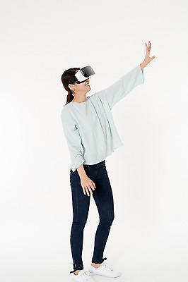 포토 JPG 스튜디오촬영 전신 여자 실내 한명 서기 성인 옆모습 캐주얼 30대 한국인 손내밀기 흰배경 손뻗기 가상현실 성인여자한명만 오큘러스 VR기기 국내포토 1 옷 뷰포인트 백그라운드 모션 사람 동양인 손짓 내부 장년 기계 흰색 여자한명만 성인여자만 파일형식