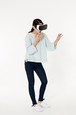 포토 JPG 스튜디오촬영 전신 여자 실내 한명 서기 손짓 성인 옆모습 캐주얼 30대 놀람 한국인 흰배경 가상현실 성인여자한명만 오큘러스 VR기기 국내포토 1 옷 감정 뷰포인트 백그라운드 모션 표정 사람 동양인 내부 장년 기계 흰색 여자한명만 성인여자만 파일형식 컬러 인종 여자만 성인만
