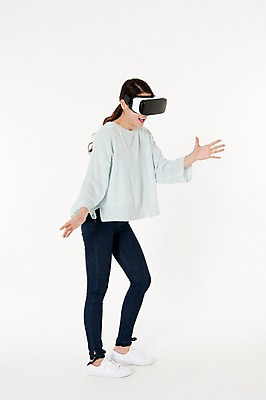 포토 JPG 스튜디오촬영 전신 여자 팔벌리기 실내 한명 서기 웃음 손짓 성인 옆모습 캐주얼 30대 한국인 흰배경 가상현실 성인여자한명만 오큘러스 VR기기 국내포토 1 옷 뷰포인트 백그라운드 모션 표정 사람 동양인 내부 장년 기계 흰색 여자한명만 성인여자만 파일형식