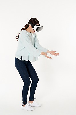 포토 JPG 스튜디오촬영 전신 여자 실내 한명 서기 웃음 성인 옆모습 캐주얼 30대 한국인 손내밀기 흰배경 가상현실 성인여자한명만 오큘러스 VR기기 국내포토 1 옷 뷰포인트 백그라운드 모션 표정 사람 동양인 손짓 내부 장년 기계 흰색 여자한명만 성인여자만 파일형식