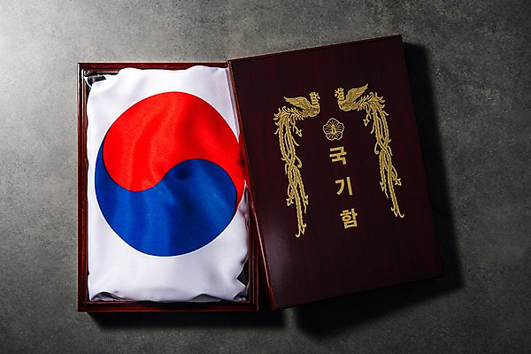 포토 JPG 스튜디오촬영 문화 한국 사람없음 상자 국기 태극기 삼일절 태극 애국심 광복절 국내포토 문양 아시아 실내 공휴일 국경일 파일형식