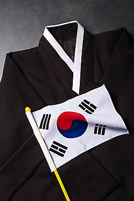 포토 JPG 스튜디오촬영 문화 사람없음 검은색 국기 태극기 한복 삼일절 희생 애국심 광복절 상복 국내포토 한국전통 컬러 실내 공휴일 전통의상 국경일 파일형식