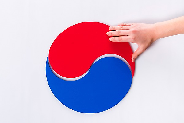 포토 JPG 스튜디오촬영 손 문화 한국 신체부위 제조 태극기 삼일절 태극 애국심 광복절 아크릴 국내포토 문양 아시아 재질 실내 사람 공휴일 국기 국경일 파일형식