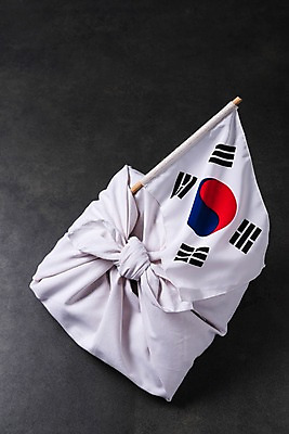 포토 JPG 스튜디오촬영 문화 한국 사람없음 국기 태극기 삼일절 보따리 전쟁 희생 애국심 광복절 국내포토 아시아 실내 공휴일 국경일 파일형식