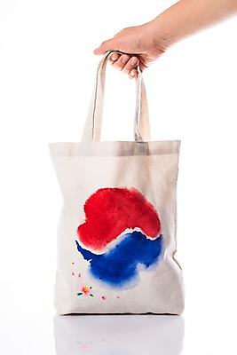 포토 JPG 스튜디오촬영 손 문화 한국 누끼 신체부위 태극기 주머니 삼일절 보따리 태극 애국심 광복절 에코백 국내포토 문양 아시아 가방 실내 사람 공휴일 국기 국경일 에코 파일형식