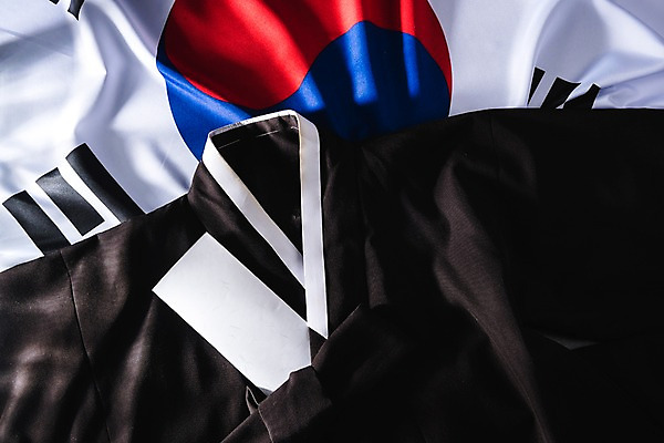 포토 JPG 스튜디오촬영 문화 근접촬영 사람없음 검은색 국기 태극기 한복 삼일절 희생 애국심 광복절 독립운동 상복 국내포토 한국전통 뷰포인트 컬러 실내 공휴일 전통의상 국경일 파일형식