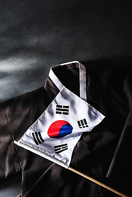 포토 JPG 스튜디오촬영 문화 사람없음 검은색 깃발 국기 태극기 한복 삼일절 희생 애국심 광복절 독립운동 상복 국내포토 한국전통 컬러 실내 공휴일 전통의상 국경일 파일형식