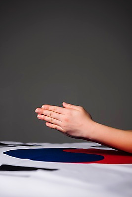 포토 JPG 스튜디오촬영 손 문화 한국 신체부위 기도 국기 태극기 삼일절 애국심 광복절 국내포토 아시아 실내 사람 공휴일 국경일 파일형식