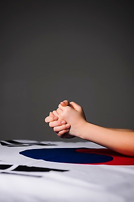 포토 JPG 스튜디오촬영 손 문화 한국 신체부위 기도 국기 태극기 삼일절 애국심 광복절 국내포토 아시아 실내 사람 공휴일 국경일 파일형식