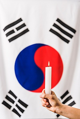 포토 JPG 스튜디오촬영 손 문화 초 촛불 한국 신체부위 국기 태극기 삼일절 희생 애국심 광복절 국내포토 아시아 실내 사람 공휴일 국경일 파일형식