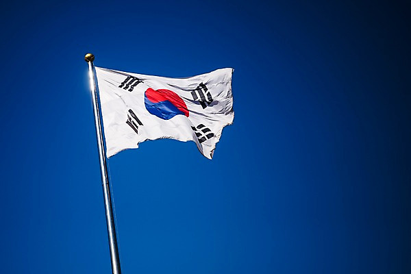 포토 JPG 주간 문화 바람 한국 사람없음 야외 깃발 국기 태극기 삼일절 애국심 광복절 국기게양 국내포토 자연요소 아시아 날씨 공휴일 국경일 파일형식