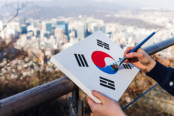 포토 JPG 주간 손 문화 난간 서울 한국 야외 아웃포커스 신체부위 도시 붓 국기 태극기 삼일절 그림 애국심 광복절 국내포토 자연요소 아시아 촬영기법 사람 공휴일 국경일 파일형식