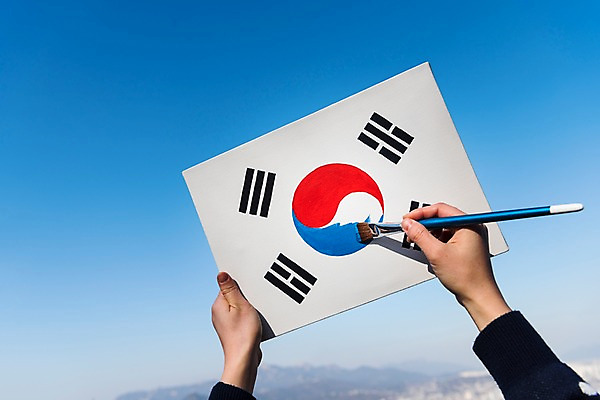 포토 JPG 주간 손 문화 하늘 서울 한국 야외 신체부위 붓 국기 태극기 삼일절 그림 애국심 광복절 국내포토 자연요소 아시아 사람 공휴일 국경일 파일형식