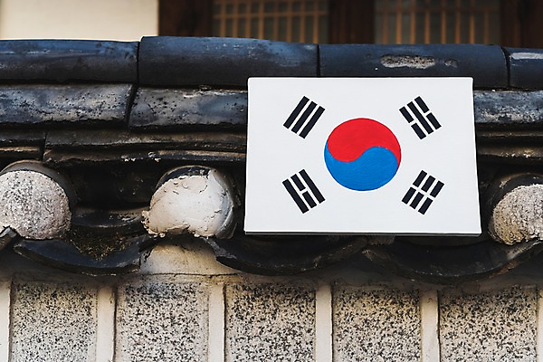 포토 JPG 주간 문화 한국 기와 사람없음 야외 담장 국기 태극기 삼일절 그림 애국심 광복절 북촌 기와담장 국내포토 자연요소 아시아 서울 공휴일 국경일 파일형식