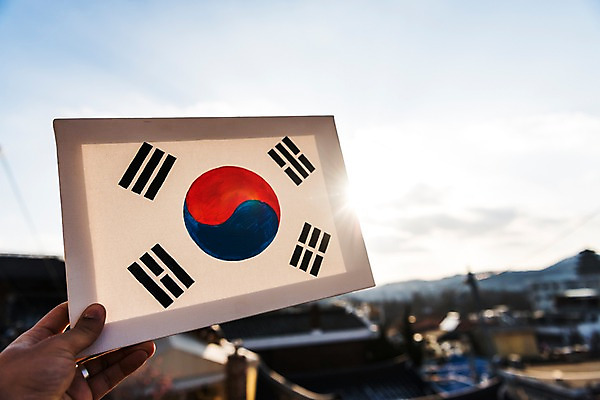 포토 JPG 주간 손 문화 한국 들기 야외 아웃포커스 신체부위 국기 태극기 삼일절 그림 애국심 광복절 북촌 국내포토 자연요소 아시아 모션 서울 촬영기법 사람 공휴일 국경일 파일형식