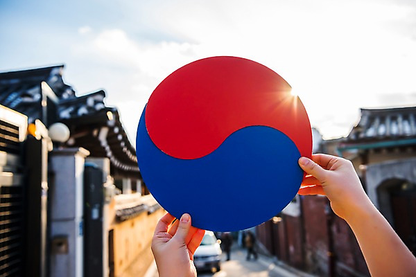 포토 JPG 주간 손 문화 한옥 서울 야외 아웃포커스 신체부위 제조 태극기 삼일절 태극 애국심 광복절 북촌 아크릴 국내포토 자연요소 한국전통 문양 고건축 재질 한국 촬영기법 사람 공휴일 국기 국경일 파일형식