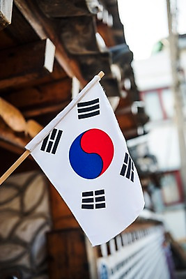 포토 JPG 주간 문화 한옥 서울 사람없음 야외 아웃포커스 깃발 국기 태극기 삼일절 애국심 광복절 국기게양 북촌 국내포토 자연요소 한국전통 고건축 한국 촬영기법 공휴일 국경일 파일형식