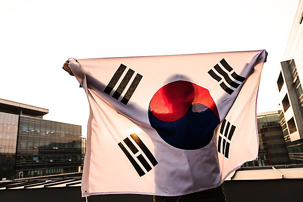 포토 JPG 주간 실루엣 문화 한국 한명 들기 사람 빌딩 야외 노을 국기 태극기 삼일절 애국심 광복절 판교 국내포토 자연요소 1 아시아 모션 촬영기법 건물 공휴일 국경일 분당 파일형식