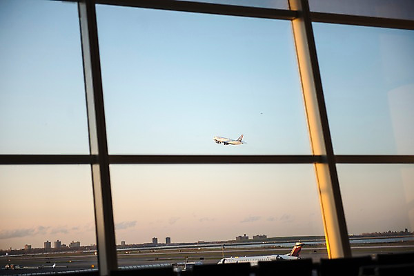 포토 JPG 주간 창문 하늘 비행기 실내 풍경 사람없음 미국 기다림 공항 뉴욕 국내포토 자연요소 북아메리카 항공교통 교통시설 모션 대중교통 내부 파일형식