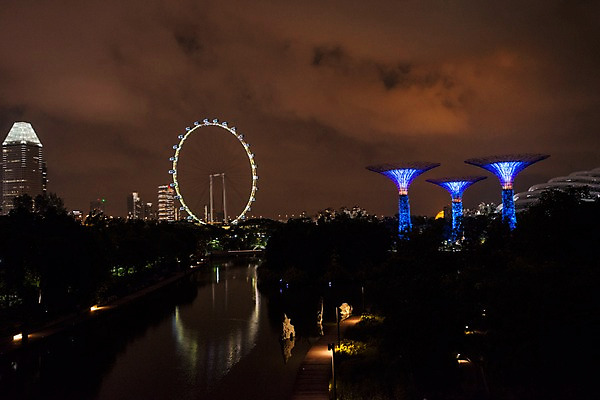 포토 JPG 공원 여행 야경 사람없음 야외 강 대관람차 싱가폴 가든스바이더베이 국내포토 공공시설 아시아 놀이기구 야간 파일형식 풍경_경치