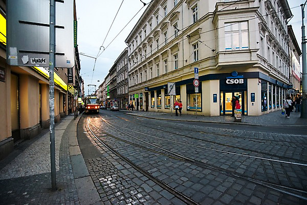 포토 JPG 유럽 길 여행 거리 사람 여러명 야외 건물 상점 야간 체코 프라하 트램 국내포토 자연요소 건축물 나라 교통수단 다수 파일형식