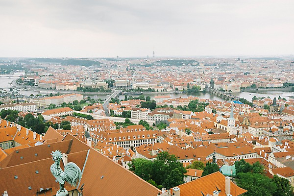 포토 JPG 주간 유럽 여행 지붕 풍경 사람없음 야외 도시 체코 프라하 벽돌집 블타바강 국내포토 자연요소 나라 주택 강 파일형식