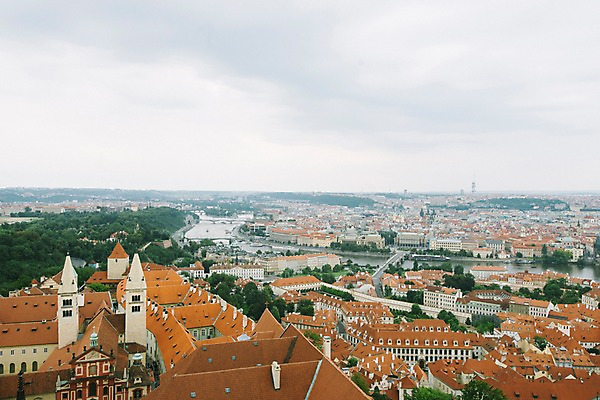 포토 JPG 주간 유럽 여행 지붕 사람없음 야외 도시 체코 프라하 벽돌집 블타바강 시내버스 국내포토 자연요소 나라 버스 주택 강 파일형식