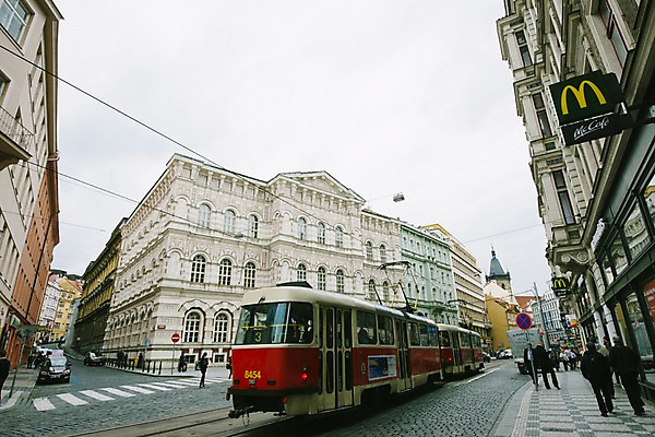 포토 JPG 주간 유럽 길 여행 사람 여러명 야외 건물 군중 체코 프라하 트램 국내포토 자연요소 건축물 나라 교통수단 다수 파일형식
