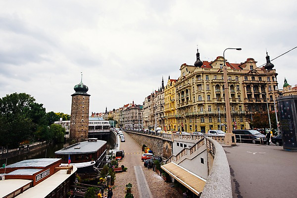 포토 JPG 주간 유럽 길 여행 자동차 거리 풍경 사람없음 야외 건물 강가 체코 프라하 국내포토 자연요소 건축물 나라 육상교통 강 파일형식