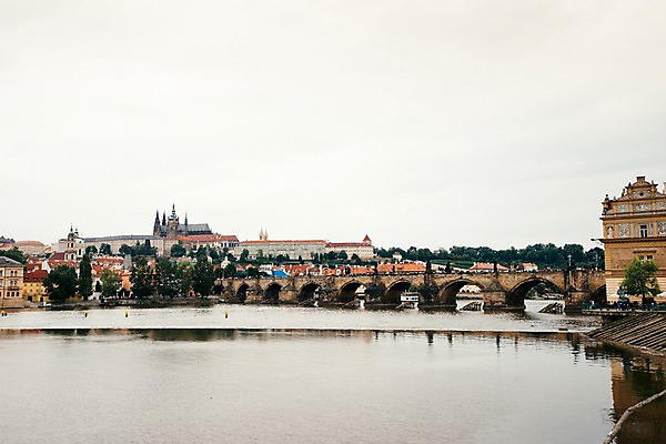 포토 JPG 주간 유럽 여행 풍경 사람없음 야외 강가 체코 프라하 블타바강 카를교 가교 국내포토 자연요소 건축물 나라 강 다리_건축물 파일형식