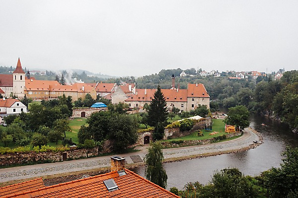 포토 JPG 주간 유럽 여행 풍경 사람없음 야외 체코 흐림 벽돌집 블타바강 체스키크룸루프 국내포토 자연요소 나라 날씨 주택 강 프라하 파일형식